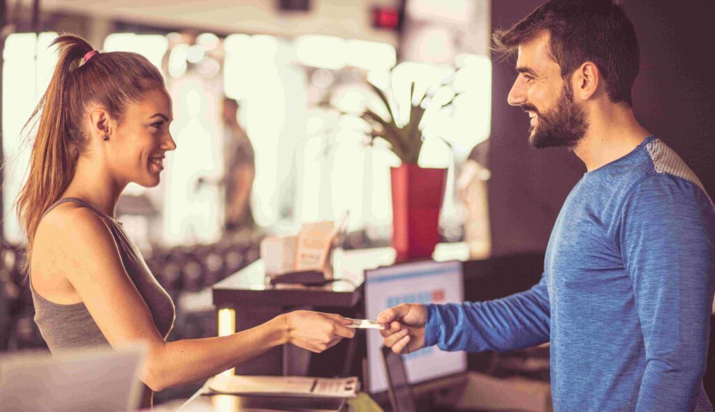 Als Studioleiter Gäste im Fitnessstudio empfangen